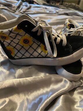 Kids High-Top Sunflower Pattern Sneakers - Black & Yellow